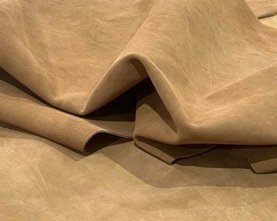 FRONTIER SUEDE SPLIT 1.3/1.5MM ACORN (SQ FT)