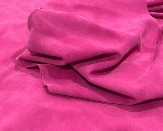 FRONTIER SUEDE SPLIT 1.3/1.5MM FUSCHIA (SQ FT)